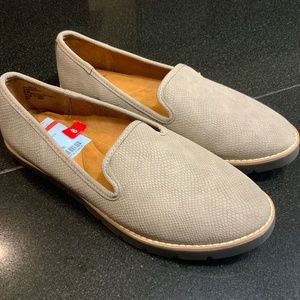Women’s white mountain flats taupe size 8